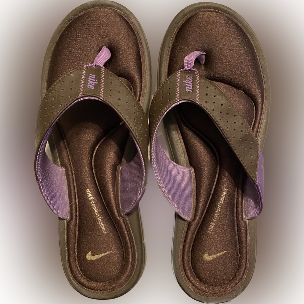 Nike size 8 flip flops